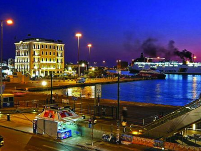 Στον Πειραιά το πρώτο πλοίο του 2014 Στον Πειραιά το πρώτο πλοίο του 2014